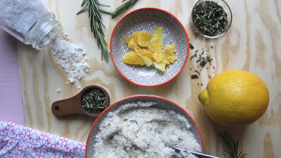 Zitronen-Rosmarin-Salz und Öl selber machen