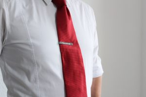 DIY personalisierte Krawattenklammer als Geschenk für den Trauzeugen