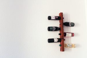 DIY Anleitung für ein schwebendes DIY Weinregal zum selber machen für 6 Weinflaschen.