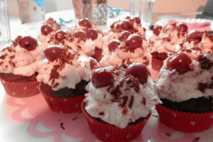 Schwarzwälder-Kirsch-Cupcakes Rezept zum selber backen, wie die Torte nur besser