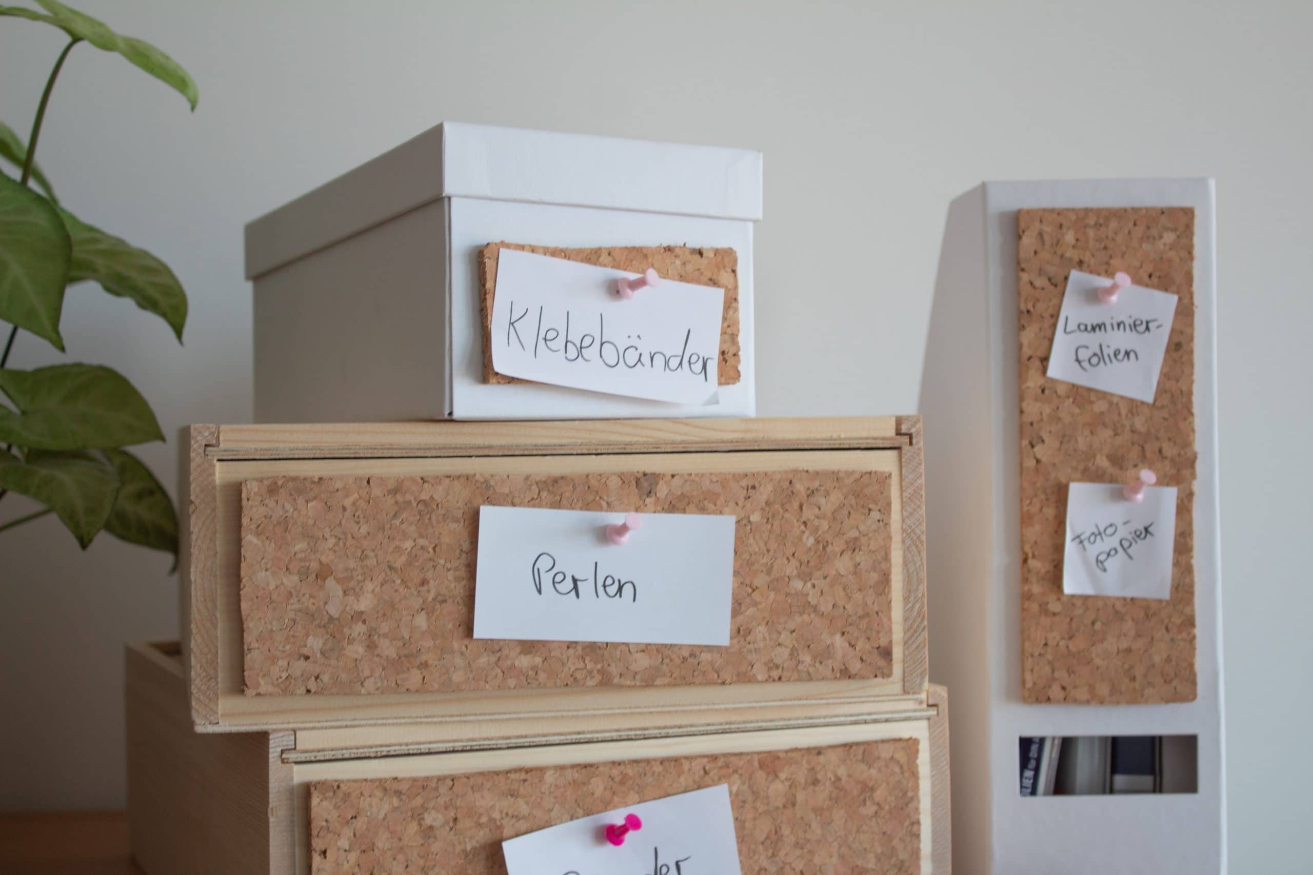 Ordnung im Arbeitszimmer – DIY-Ordnungsboxen mit Pinnwand