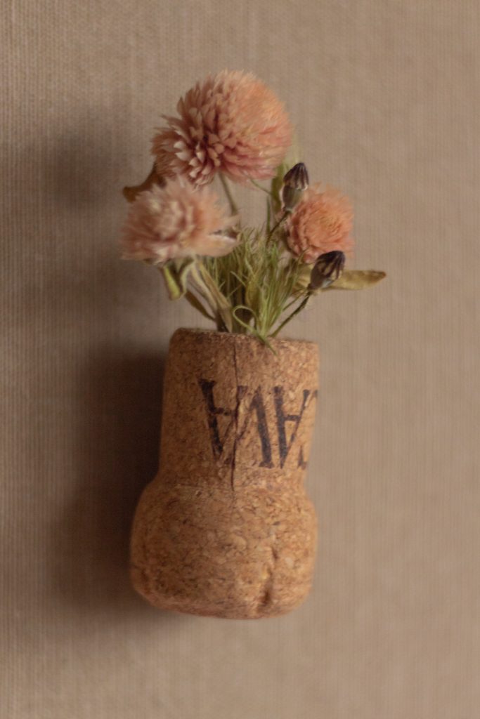 Magnet aus Korken mit Blumenstrauß