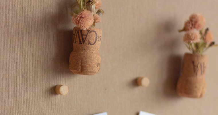 DIY-Magnet mit Trockenblumenstrauß in Korkvase